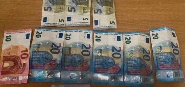 Një police në Shtime gjeti një portofol në rrugë, e dorëzon tek kolegët e saj