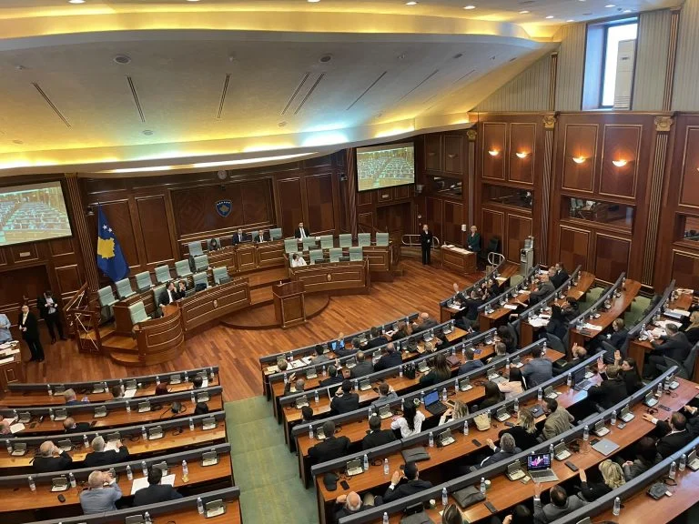 Sa deputetë i takojnë partive, bazuar në dy versione të DnV-së
