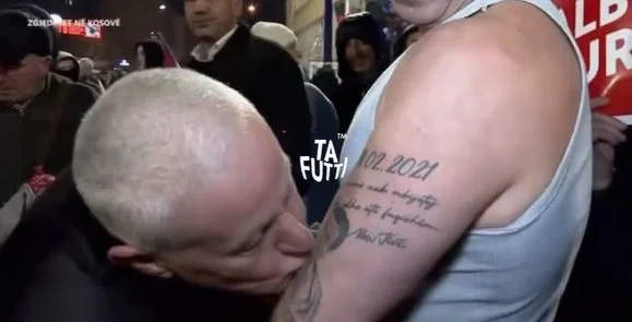 Pamjet e sikletshme që u transmetuan edhe në Shqipëri: Simpatizanti i VV’së puth tatuazhin e Kurtit në dorën e simpatizantit tjetër
