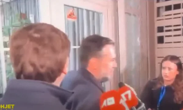 Murati e Çeku hezitojnë të komentojnë rezultatet e Exit Poll, vazhdojnë shpejtë ecjen për në selinë e partisë