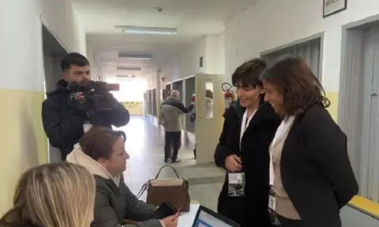 E ngarkuara me punë në ambasadën e SHBA-së viziton një qendër votimi në veri