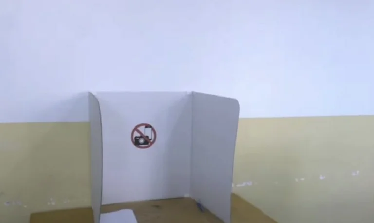 Në Pejë anomali, kutia e votimit kthehet kah kamera, flet menaxheri i qendrës së votimit: Kështu na ka rekomanduar KQZ-ja