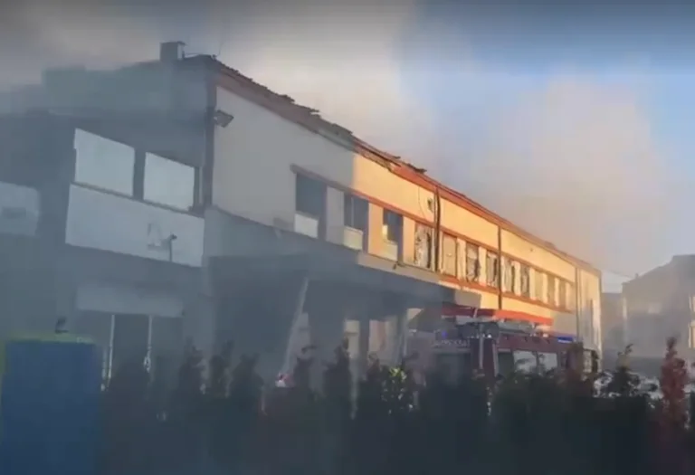 Polica jep detaje për zjarrin tek objekti i ish “Kino “Rinia” në qendër të Prishtinës