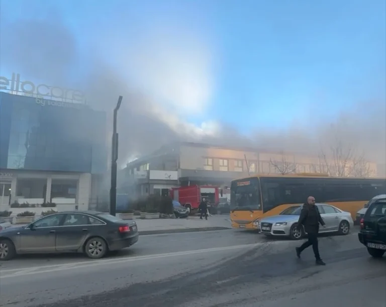 Kaplohet nga zjarri ish-kinemaja në qendër të Prishtinës
