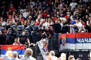 Deutsche Polizei entlässt serbische Fans Banner, die Kosovo als Teil Serbiens präsentieren
