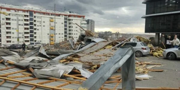 Rënia e çatisë së objektit të Komunës së Prishtinës: Njëri i akuzuar dënohet me 3 vite burgim e 5 mijë euro gjobë, tjetri me 2 vite burgim