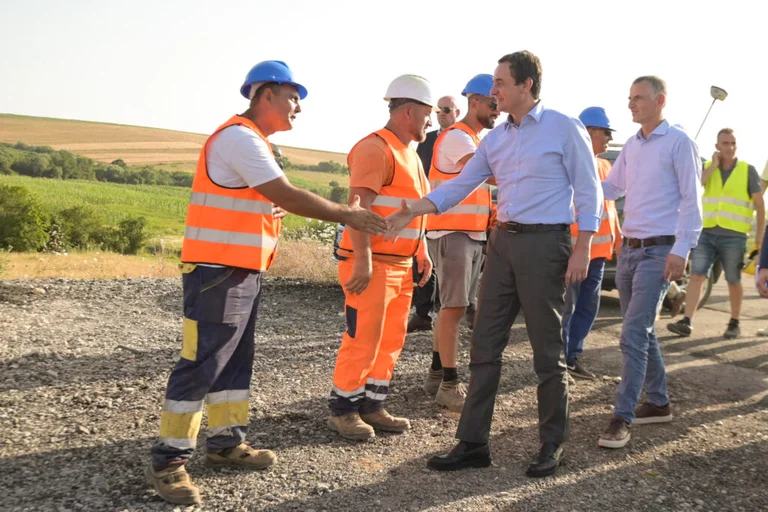 Katër ditë para zgjedhjeve Kurti premton grup pune për mbikëqyrjen e punimeve në autostradën dhe stadiumin e Gjilanit