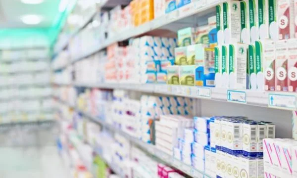Distributorët farmaceutikë paralajmërojnë se mund të ketë krizë në furnizimin me barna në Kosovë