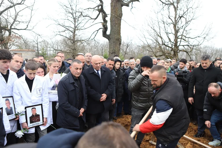 “Jabllanica e Dushkajës, sot qan bijtë e saj”, Lahi Brahimaj: Kujtimi i Vetonit, Idealit dhe Ramës do të jetojë përjetësisht në zemrat tona