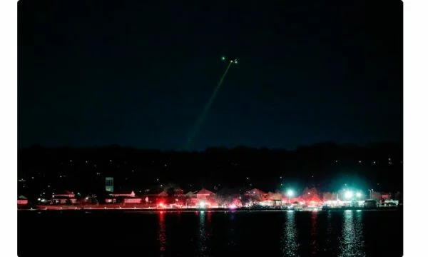 Suspected of dozens dead, images emerge from the moment of plane crash and US military helicopter