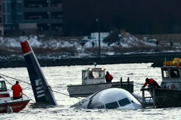 Pilote retraité d'American Airlines: Le système d'évasion en cas d'accident n'est pas efficace dans 200m