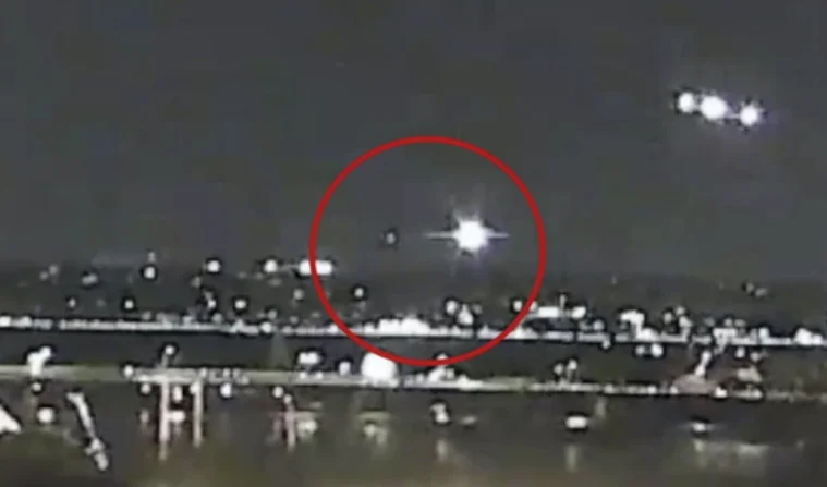 El momento en que el helicóptero del ejército golpea el avión de pasajeros de EE.UU.