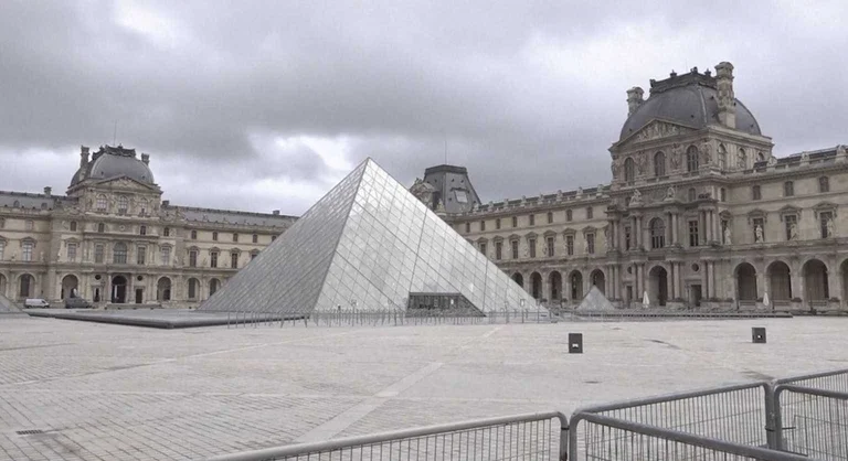 The Louvre Museum in Paris, Macro: Higher access to visitors outside EU