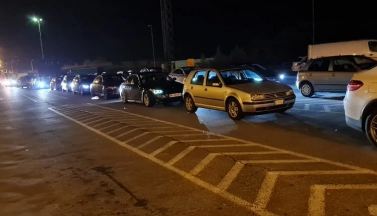 Police report: Serbia's Kraleva road is blocked by protesters