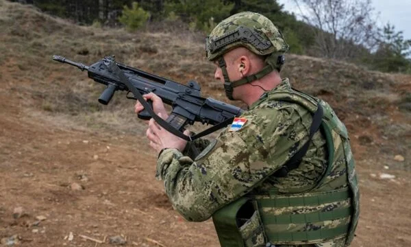 Des soldats croates de la KFOR s'entraînent pour tirer