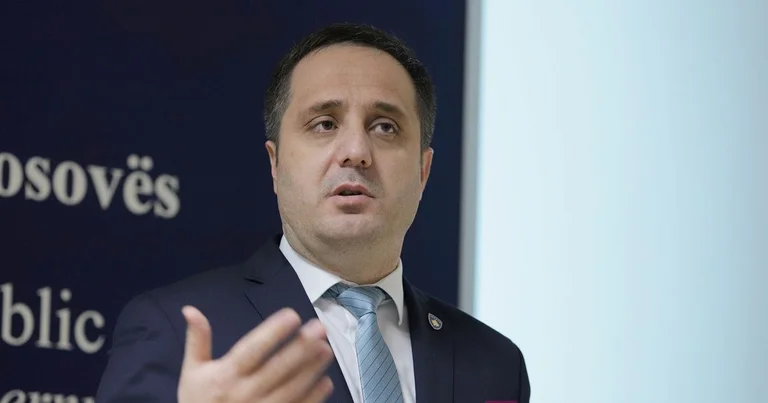 Selmanaj: Kërcënimet për atentate ndaj Kurtit vijnë nga Serbia