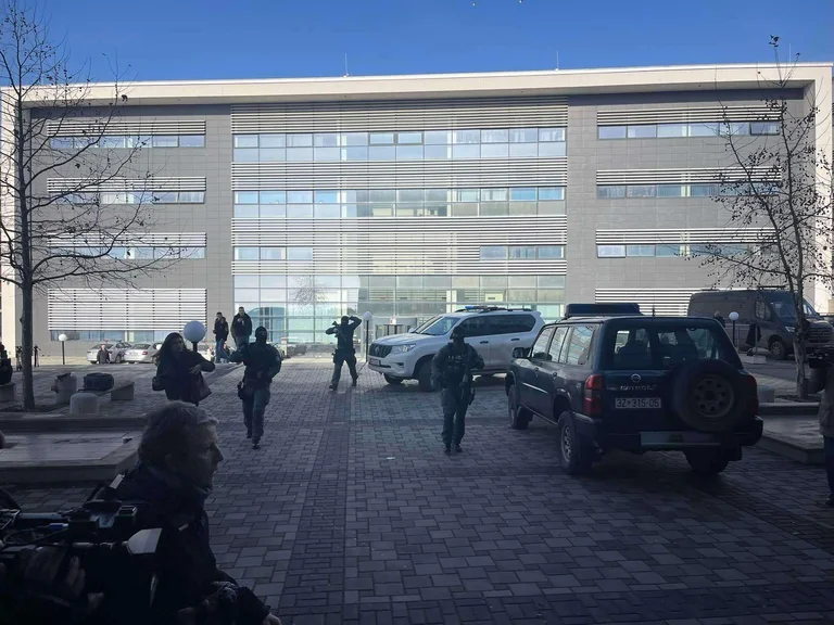 Même Plava et Coke sont menottés devant le tribunal