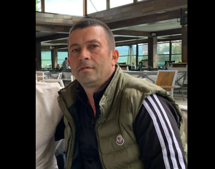 El veterano del Ejército de Liberación de Kosovo Zylfi Tireci llega