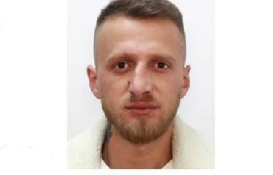 The suspect of 15 serious thefts turned himself over to the police, was being demanded by July.