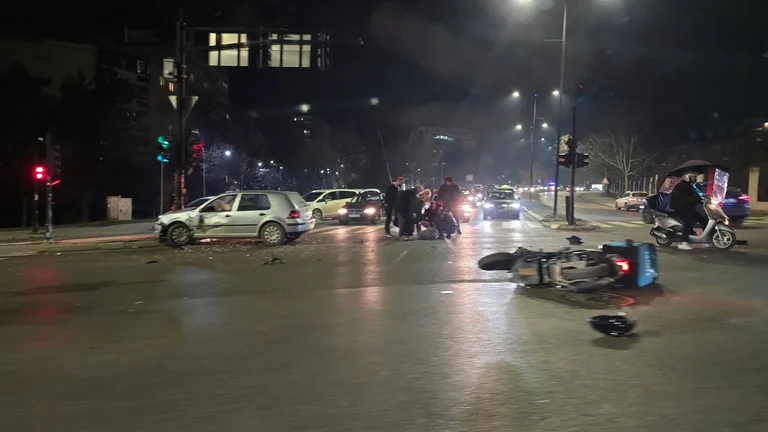 Unfall zwischen einem Motorradwagen in Mensa von Studenten in der Hauptstadt