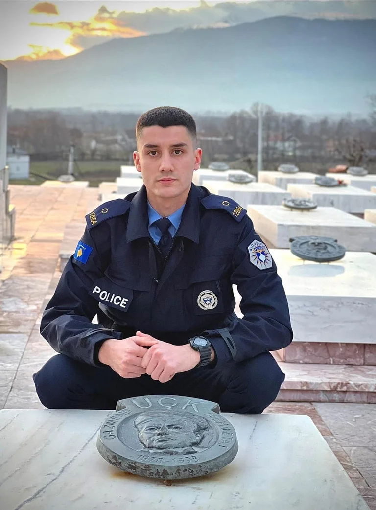 Haradinaj félicite le témoin, le neveu Gazmend Mehmetaj, après avoir prêté serment en tant que policier : Ainsi le sang est honoré pour la liberté