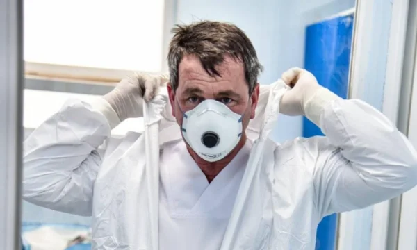 L'infectologue Hasani a été attaqué par le laboratoire de la clinique : Il m'a attaqué pour avoir cherché l'analyse du patient.