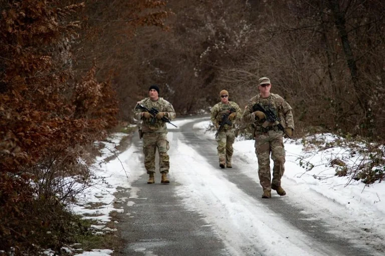Des soldats américains de la KFOR effectuent des patrouilles sur le Kosovo-Serbie