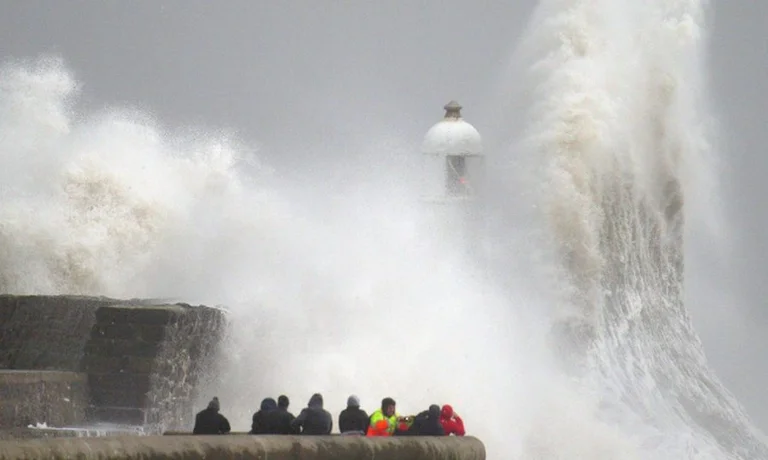 Il <x0)> proviene dal secolo”, dal tornado e fino a 160 km/h, dalla Gran Bretagna e dall'Irlanda all'allarme