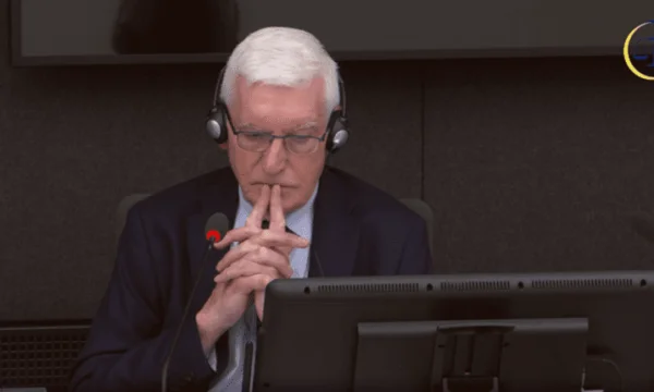 Clarke: Hay algo inusual en los informes de la autopsia, algunos rastros de heridas de bala son irracionales.