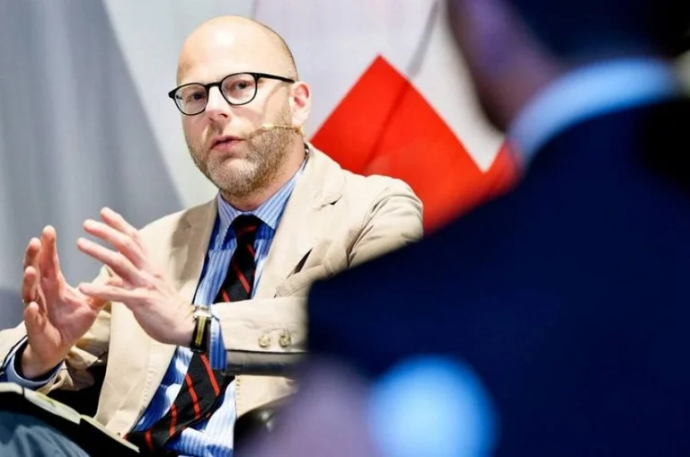 C'est pas vrai. Tant que l'UE et les États-Unis auront apporté Vucicinj, le Kosovo sera en danger.