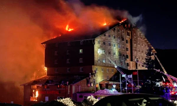 Almeno 66 morti e 51 feriti dal fuoco in un centro sciistico in Turchia