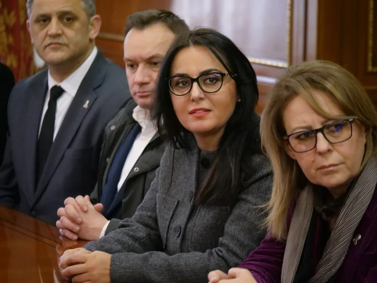 Lushaku erinnert Rugova: “Home ist nicht ohne Freunde gepflegt”