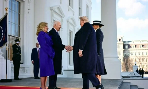 Trump arrive à la Maison Blanche, le Biden l'accueille.