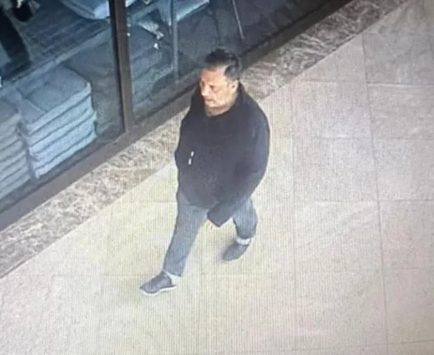 La police cherche ce type à Ferizaj, trompant une vendeuse.