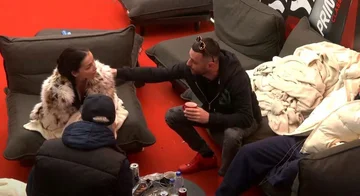 Le stress entre dans BBVK, Janet pique : La police vous a relâché ?