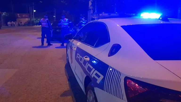 Parler avec des couteaux entre deux filles à Tirana, une finit à l'hôpital