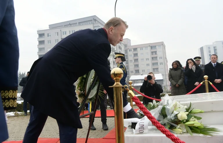 L'ambasciatore dell'UE commemora Rugova: La sua eredità, una volontà di speranza per le generazioni a venire
