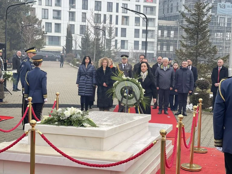 Osman et des ambassadeurs accrédités rendent hommage à la tombe du président Ibrahim Rugova