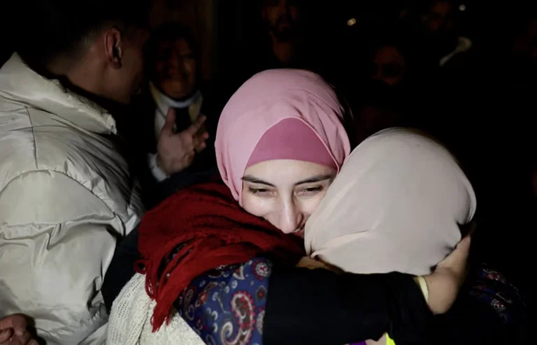 Israël libère 90 prisonniers palestiniens après le retour de 3 otages par le Hamas