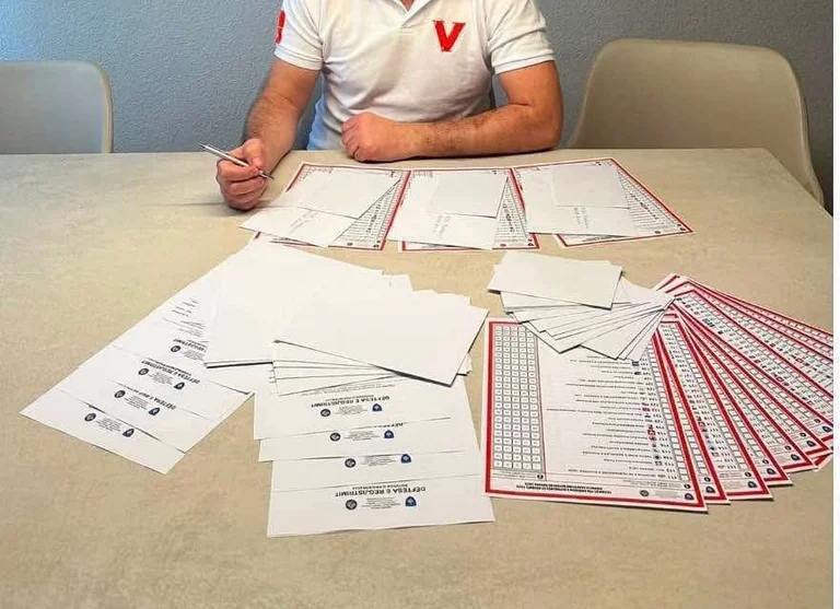Ein weiterer VV-Supporter scheint Dutzende Stimmpapiere zu füllen