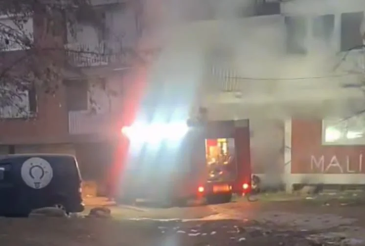Fuego en el sótano de un edificio en Prizren, cuatro personas buscan asistencia médica