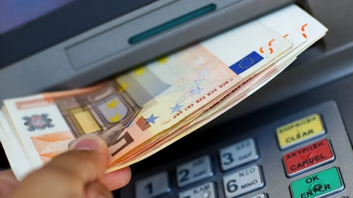Pensions de retraite de personnes handicapées arrêtées deux personnes à Decan