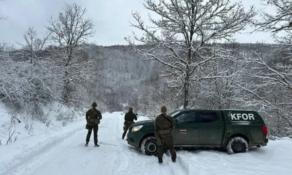 Des soldats lituaniens et allemands effectuent des patrouilles à Zubin Potok