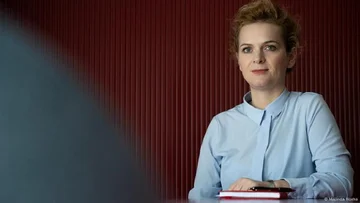 Flutura Kusari: KPM po synon t’i disiplinojë mediat e moderatorët kritike ndaj pushtetit duke i kërcënuar me marre licence e mbyllje