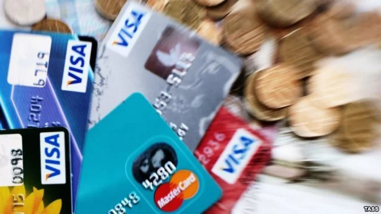 Mbi 400 mijë euro dëm në katër banka – Detaje për grupin e arrestuar nën dyshimet se keqpërdorën kartelat bankare