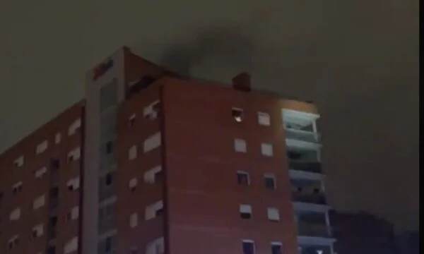 13 ont reçu de l'aide médicale pour savoir ce qui a conduit à l'incendie d'hier soir dans un bâtiment à Pristina