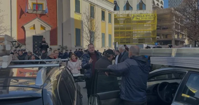 Tensions dans la protestation de l'opposition devant la municipalité de Tirana, les citoyens bloquent la route