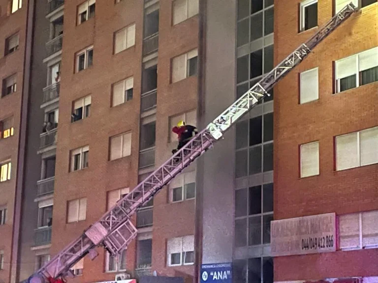 Un moment où les pompiers sauvent les enfants du bâtiment impliqué dans les tirs de Pristina