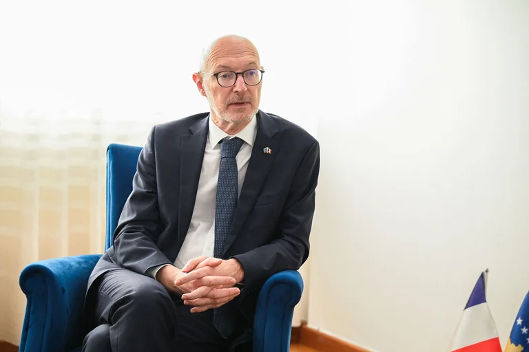 L'Ambassade de France : La solution pour les institutions parallèles est l'Association, regrette que la vague de clôture ait lieu dans la campagne.