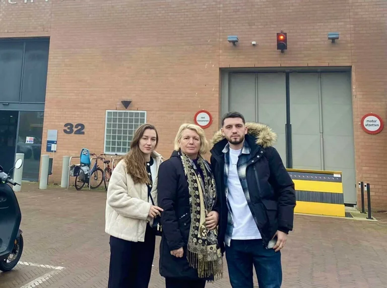 La famille proche de Fadil Fazliu le visite pour la première fois à La Haye